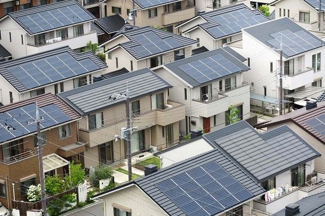 太陽光発電システムを取り入れた住宅街